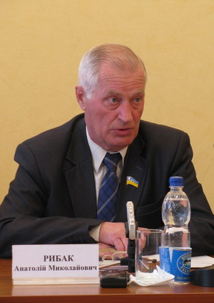 "Я вже туди раз заглядав у щілину, просився, то там такий бульдог вибіг, що я ледве добіг до машини..." "Я вже туди раз заглядав у щілину, просився, то там такий бульдог вибіг, що я ледве добіг до машини..."