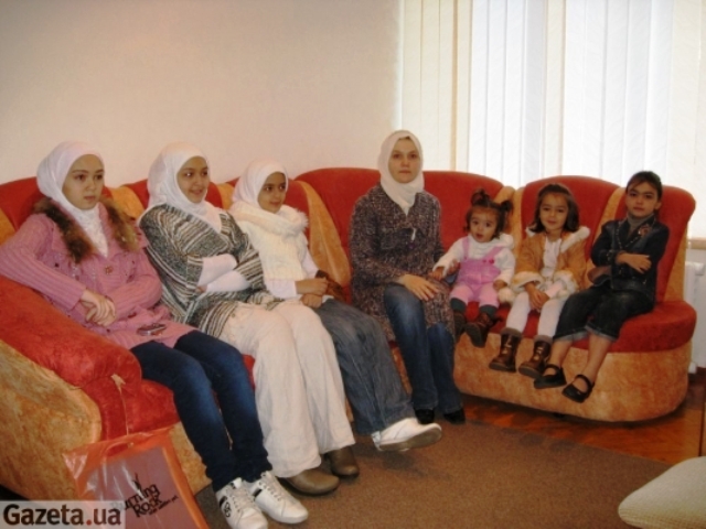 "Одягу та продуктів немає. Спимо на п'яти матрацах. Одна з проблем: діти не знають української мови" "Одягу та продуктів немає. Спимо на п'яти матрацах. Одна з проблем: діти не знають української мови"