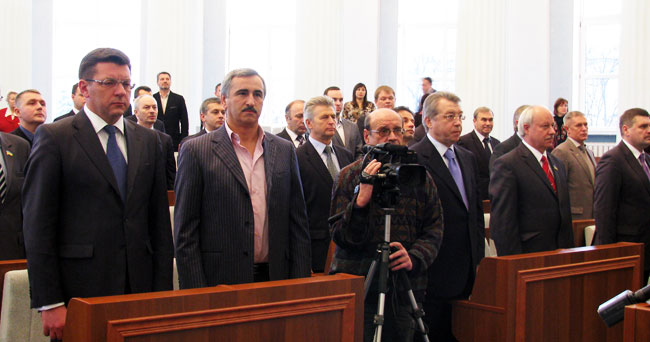 На першій сесії міськради нового складу було багато гостей: крім губернатора, прийшов і народний депутат Володимир Олійник, і депутати облради тощо. На першій сесії міськради нового складу було багато гостей: крім губернатора, прийшов і народний депутат Володимир Олійник, і депутати облради тощо.