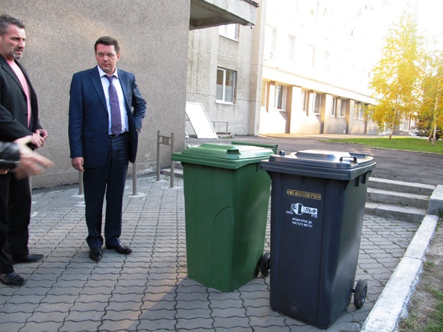 Схвильований критикою у ЗМІ, Сергій Одарич вирішив продемонструвати «Прочерку» чим звичайний контейнер (зелений зліва) відрізняється від того, що «високої якості» (справа)