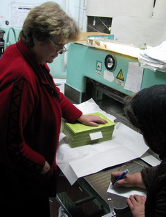 Працівники друкарні жартують, що "план по макулатурі" вони цього місяця перевиконають... Працівники друкарні жартують, що "план по макулатурі" вони цього місяця перевиконають...