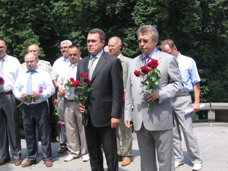 Сергій Тулуб і Володимир Семиноженко минулої п'ятниці прийшли до Кобзаря Сергій Тулуб і Володимир Семиноженко минулої п'ятниці прийшли до Кобзаря
