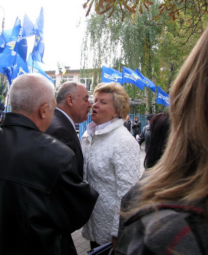 Гарячі вітання однопартійців. Віднедавна у лавах Партії регіонів і ректор ЧНУ Анатолій Кузьмінський, і директор медколеджу Інна Губенко Гарячі вітання однопартійців. Віднедавна у лавах Партії регіонів і ректор ЧНУ Анатолій Кузьмінський, і директор медколеджу Інна Губенко